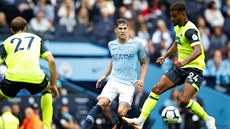 John Stones z Manchesteru City (v modrém) vyráí napadat Steva Mounieho z...