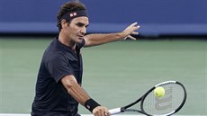 Švýcar Roger Federer hraje bekhendový volej v semifinále turnaje v Cincinnati.