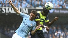 Aymeric Laporte z Manchesteru City (vlevo) a Terence Kongolo z Huddersfieldu...