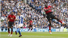 Romelu Lukaku z Manchesteru United (druhý zprava) hlavikou skóruje v utkání s...