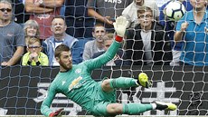 David de Gea v brance Manchesteru United inkasuje z pokutového kopu v zápase s...