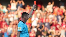 Rozhod�í Pavel Fran�k vylu�uje Jaroslava Treglera z P�íbrami.