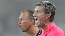 Příbramský trenér Josef Csaplár (vpravo) křičí pokyny na své svěřence v utkání...