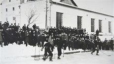První hokejové zápasy ve áe se hrály na rybníku Druhák u starého nádraí.