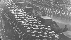 Brittí námoníci na pohbu krále Eduarda VII, rok 1910.