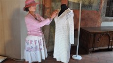 Paní Jozífová se svými há�kovanými svatebními �aty z roku 1968.