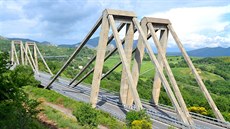 Riccardo Morandi se proslavil svými mosty. Konstrukce s nosnými pylony a zavenou mostovkou je charakteristická.
