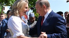 Ruský prezident Vladimir Putin v sobotu odpoledne na skok navštívil Rakousko,...