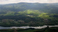 Letecký pohled na Lipno a Novou Pec. Za nimi jsou vrcholy Smrina (vlevo) a...