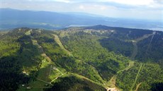 Letecký pohled z roku 2013 na rakouský lyaský areál Hochficht. Za vrcholy...