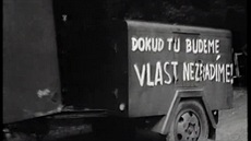 Ozbrojená hlídka čs. vojáků u jednoho z vojenských útvarů, odkud bylo rušeno propagandistické vysílání rozhlasové stanice Vltava a radiospojení ruských jednotek.