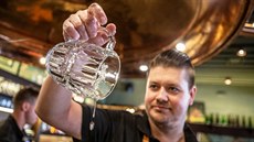 Nejd�le�it�j�í je �istota. Vý�epní Martin Rau� kontroluje �erstv� umytou...