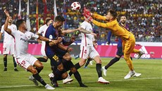 Brankář Tomáš Vaclík ze Sevilly zasahuje v zápae o španělský Superpohár proti...