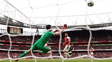 TO NE�LO Petr �ech z Arsenalu inkasuje druhý gól ve �lágru proti Manchesteru...