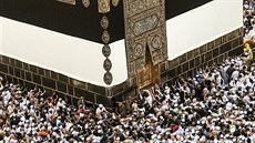 Muslimtí poutníci se modlí v Mekce (17. srpna 2018)