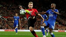 Luke Shaw z Manchesteru United (vlevo) skóruje v utkání proti Leicesteru.