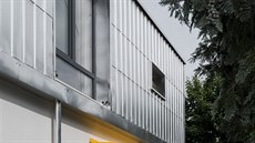 Rekonstrukce domu v Bohnicích: náro�ní �ást domu je oblo�ena hliníkem.