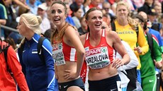 Simona Vrzalová (vpravo) a Diana Mezuliáníková po rozbhu na 1500 metr na ME.