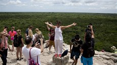 Turisté na vrcholu pyramidy v archeologické oblasti Coba na Yucatánu.