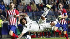 Marcelo (v bílém) z Realu Madrid se proti Atlétiku pokouí o akrobatické...
