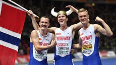 TŘI BRATŘI. Norský běžec Jakob Ingebrigtsen (uprostřed) slaví evropský titul ze...