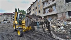 Likvidace skládky v Pedlicích, zbývá jet 300 tun odpadu, který se tu léta...