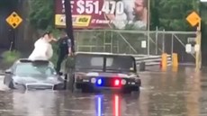 Záplavy uvznily nevstu na aut, zachránil ji policista