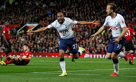 Lucas Moura (vlevo) a Harry Kane z Tottenhamu oslavují gól v brance Manchesteru...