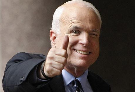 Nkdejí senátor John McCain se u zcela jist do Ruska nepodívá.
