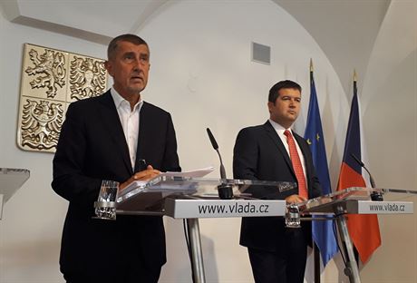 Premiér Andrej Babi a ministr vnitra a zahranií Jan Hamáek po jednání vlády...