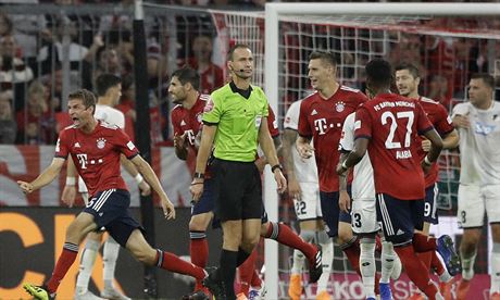 Thomas Müller (vlevo) z Bayernu Mnichov se raduje z gólu.