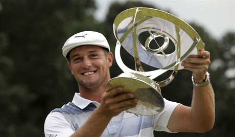 Bryson DeChambeau s trofejí pro vítze.