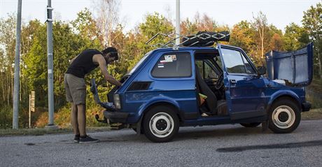 Maluchem na Nordkapp - Polski Fiat 126p si uívá pravidelný servis.
