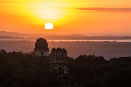 Východ slunce na mayskými ruinami v guatemalském Tikalu