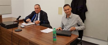 Podle státního zástupce chtl policista Tomá Horváth (vpravo) po svém...