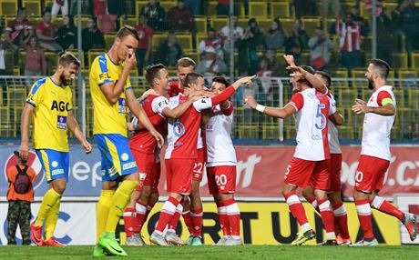 SLÁVA A SMUTEK. Fotbalisté Slavie se radují ze vstelené branky, Teplití...