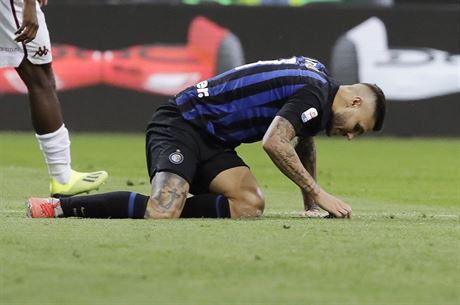 Mauro Icardi z Interu Milán leí na hiti bhem utkání proti Turínu.