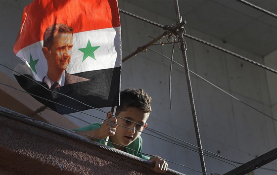 Syrská vlajka s prezidentem Asadem
