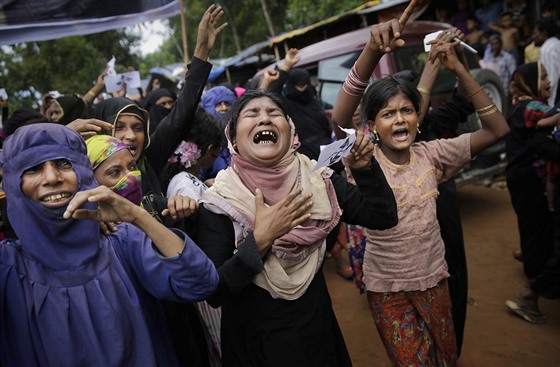 Rohingové protestují v Bangladéi proti barmské armád, která se dopustila...
