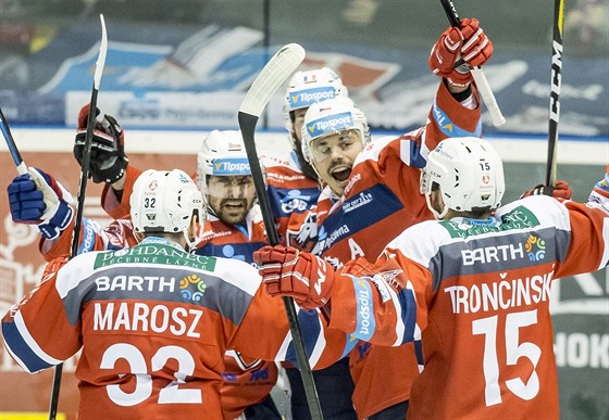 Pardubičtí hokejisté se radují z branky do sítě Třince ve čtvrtfinále play off.