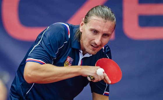 Český stolní tenista Dimitrij Prokopcov podává v kvalifikaci domácího turnaje...