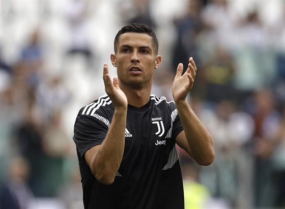 Cristiano Ronaldo na rozcvice ped prvním domácím utkání v dresu Juventusu.