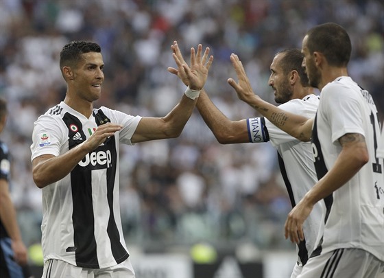 Cristiano Ronaldo slaví se spoluhrái z Juventusu gól v síti Lazia.
