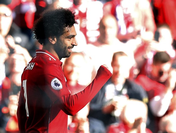 Mohamed Salah z Liverpoolu slaví vstřelení gólu do sítě Brightonu.
