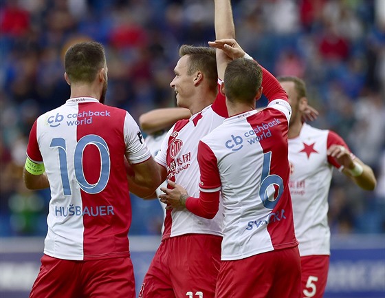 Fotbalisté Slavie se radují z gólu na hiti Teplic.