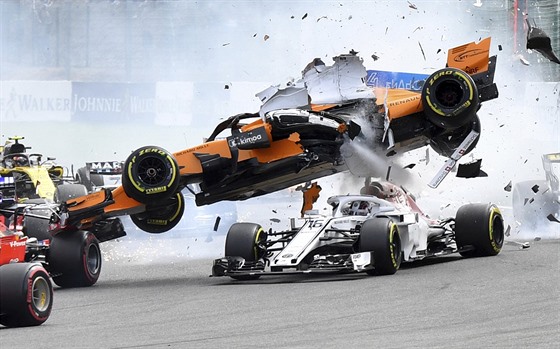 Fernando Alonso se hned v úvodu Velké ceny Belgie poádn proletl a závod pro...