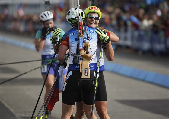 Biatlonistka Veronika Vítková (zády) slaví prvenství ze stíhačky na letním MS v...