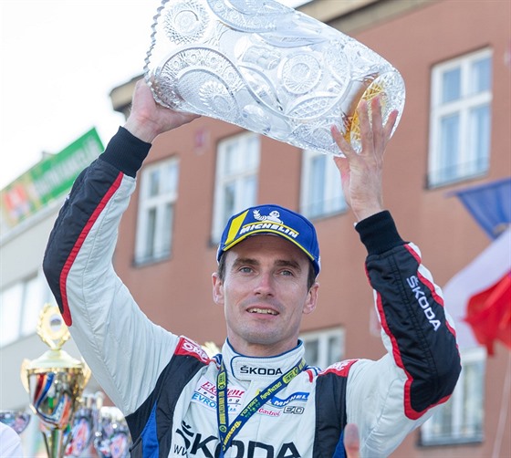 Jan Kopecký se raduje z triumfu na Barum Czech Rallye.