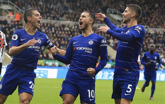 Eden Hazard (uprostřed) slaví se spoluhráči z Chelsea gól proti Newcastlu.