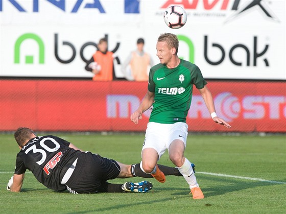 Jan Chramosta z Jablonce nepeel pes olomouckého gólmana Miloe Buchtu.